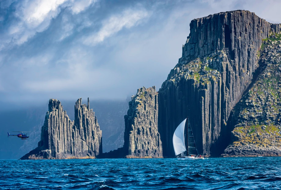 Wyścigi jachtów na trasie Sydney-Hobart są uważane za jedne z najniebezpieczniejszych na świecie. Najdramatyczniejsze żniwo pogoda zebrała na tych regatach w 1998 roku. Zginęło w nich wtedy sześciu żeglarzy.