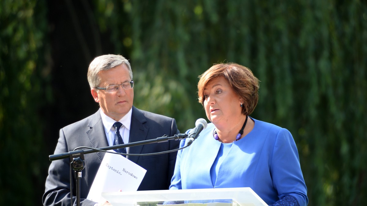 Prezydent Bronisław Komorowski wraz z małżonką zainaugurowali w sobotę w Warszawie Narodowe Czytanie "Trylogii". Dzieło Henryka Sienkiewicza czytane będzie przez cały dzień w ponad 1500 miejscach w całym kraju.