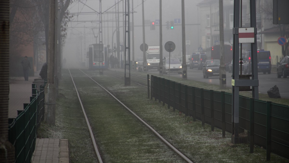 Ze względu na przekroczone normy stężenia pyłów PM10 w powietrzu, wszyscy kierowcy wraz z osobami towarzyszącymi będą mogli jutro korzystać z darmowej komunikacji miejskiej. W sobotę po południu normy zanieczyszczenia powietrza w centrum miasta zostały przekroczone dziewięciokrotnie.