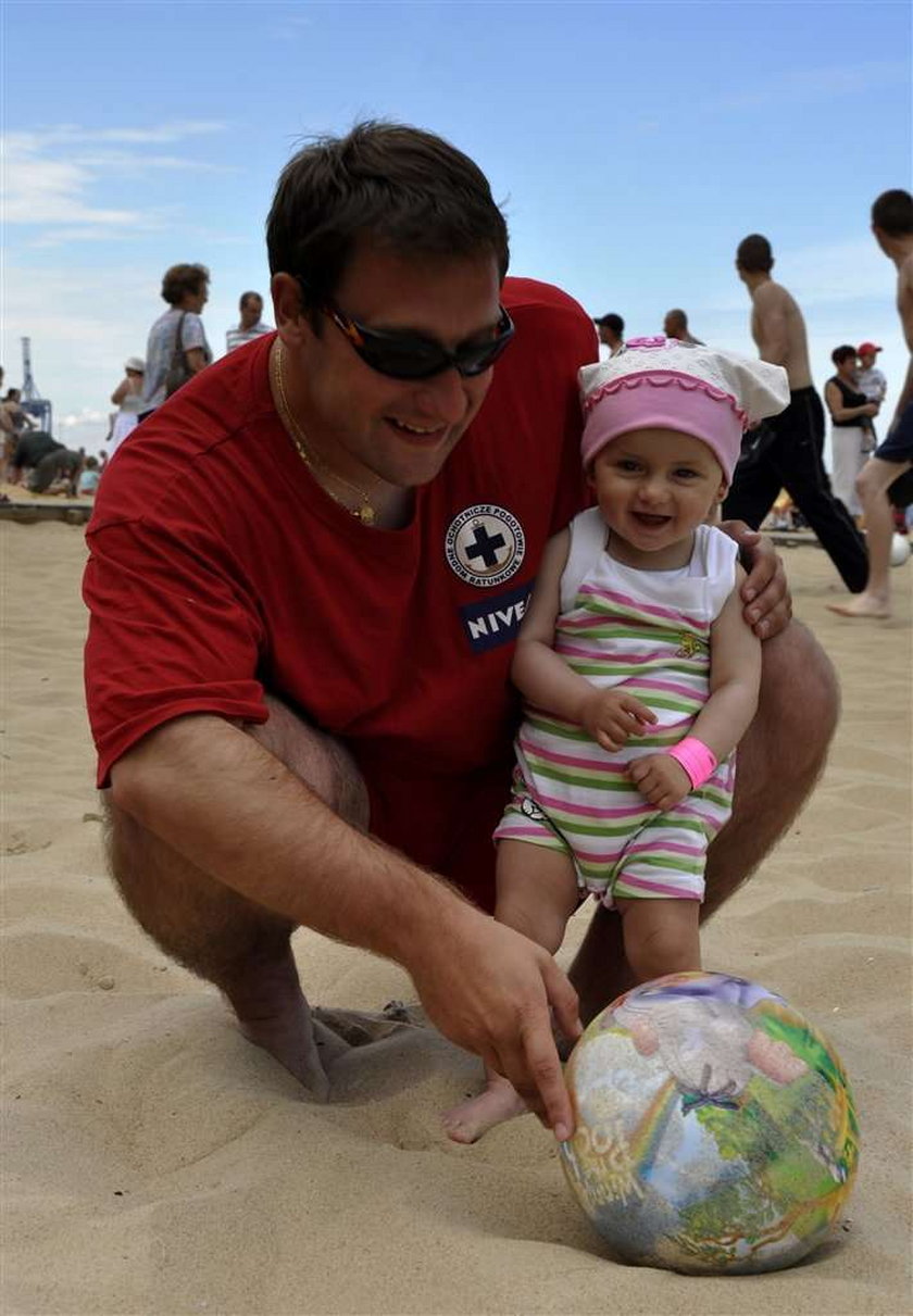 Dzięki bransoletce dziecko się nie zgubi na plaży