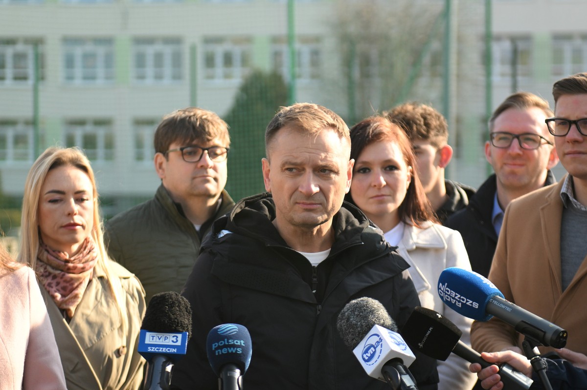 Minister sportu i turystyki Sławomir Nitras (C) podczas konferencji prasowej na boisku Orlik przy Zespole Szkół Nr 16 w Szczecinie