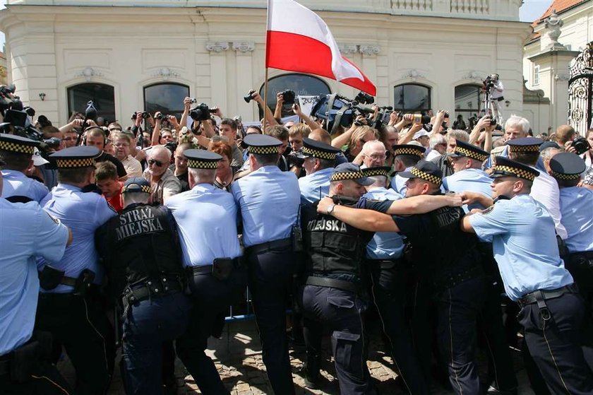 Policja usunęła obrońców krzyża