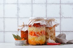 Jesienna sałatka do słoików. Ewa Wachowicz poleca ten przepis