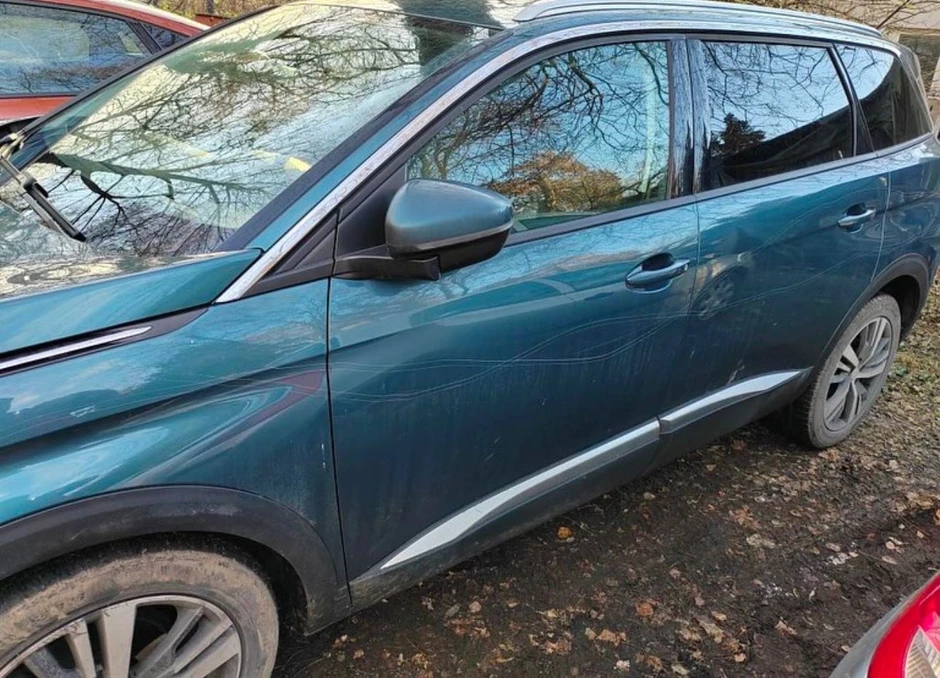 Jedan od izgrebanih automobili na Vidikovcu