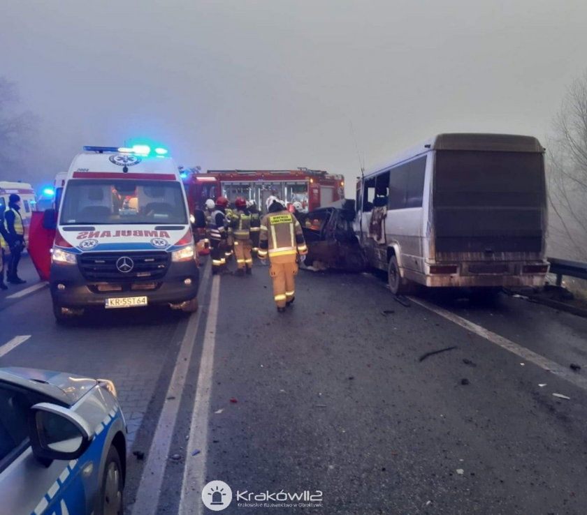 W Zagórzu bus zderzył się z samochodem. Wielu rannych