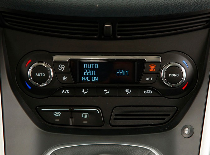 Z czym wam się kojarzą kompaktowe minivany, bo nam z nadmuchanymi autami segmentu C, które są mniej poręczne w mieście i wolniejsze na zakrętach. Po przejażdżce najnowszym fordem c-max diametralnie zmieniamy naszą opinię...