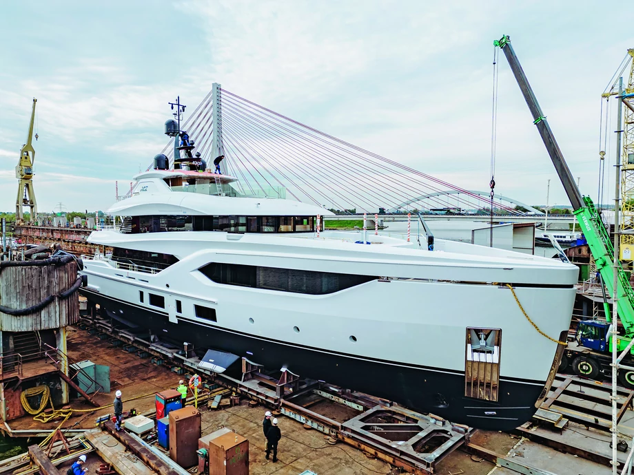 Piaskowanie, szpachlowanie i malowanie kadłuba oraz wyposażenie wnętrz luksusowego jachtu to dwa lata pracy stoczni Conrad.