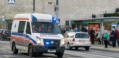 Pacjent zakażony koronawirusem zmarł kilkaset metrów od szpitala. Karetka przyjechała po 40 minutach