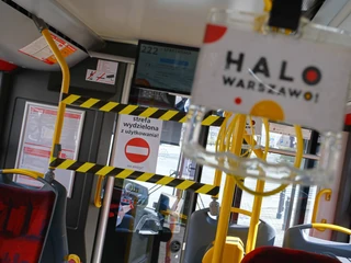 Strefa buforowa oddzielająca kierowcę od pasażerów w jednym z miejskich autobusów w Warszawie. Obostrzenia w transporcie miejskim wprowadzono w związku z epidemią koronawirusa. Warszawa, 14.03.2020