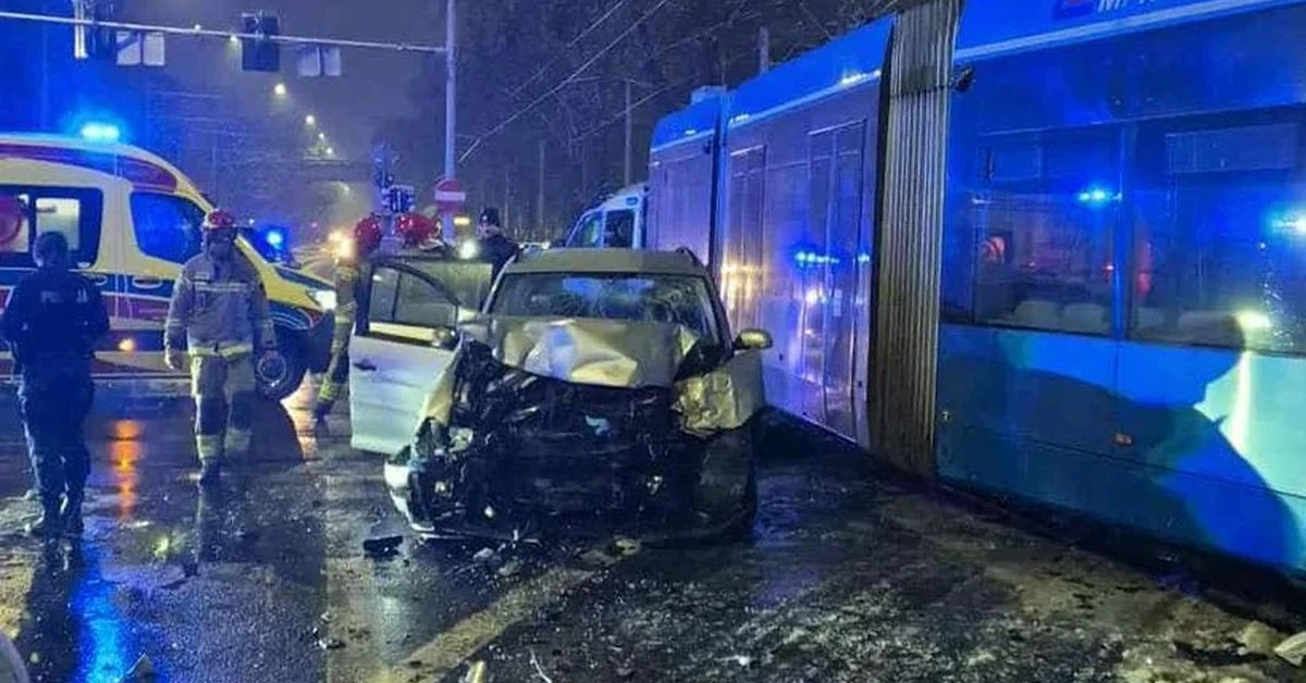 Szokujący finał pościgu za porywaczami. Samochód uderzył w tramwaj, zginął człowiek w bagażniku