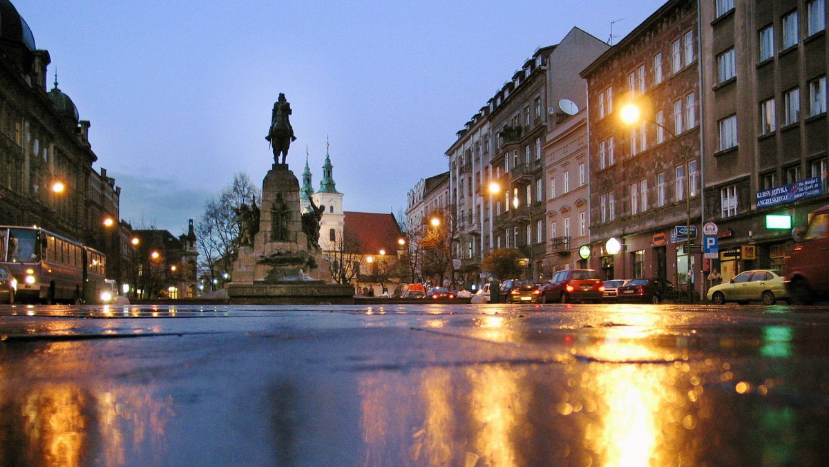 W Krakowie rozpoczął się remont pomnika Grunwaldzkiego, stojącego na placu Matejki. Prace potrwają do końca czerwca i będą kosztować ok. 153 tys. zł. Do oczyszczania wykonanych z brązu rzeźb użyte zostaną m.in. łuski orzechów arachidowych.