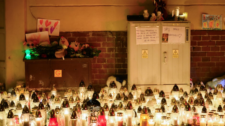 Mieszkańcy miasta przynoszą znicze i maskotki w miejsce na poznańskim Łazarzu, gdzie doszło do śmiertelnego ugodzenia nożem 5-letniego chłopca
