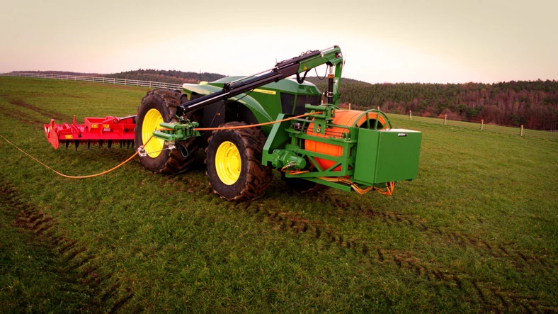 Elektromobilność na wsi: GridCon firmy John Deere to traktor elektryczny wykorzystujący zamiast baterii gigantyczny "przedłużacz"