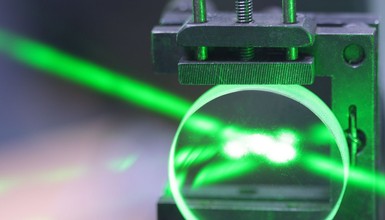 Jeden chip, dziesiątki laserów. Przełom w fotonice, który napędzi centra danych i AI