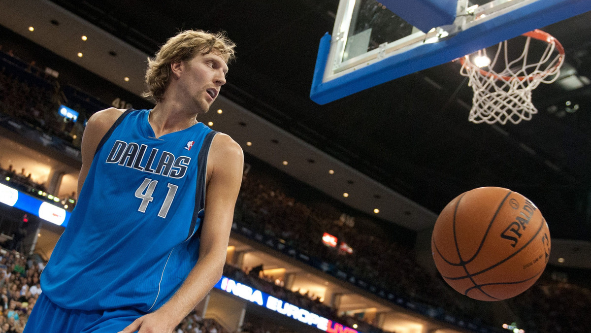 Początek sezonu NBA bez Dirka Nowitzkiego? Wiele na to wskazuje. Gwiazdor Dallas Mavericks narzeka na ból w prawym kolanie, które jest mocno spuchnięte. Jeśli nie uda się urazu wyleczyć zachowawczo, Niemca czeka zabieg artroskopii kolana.