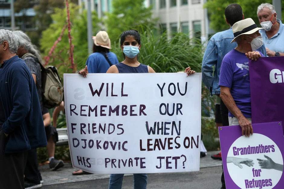 "Da li ćete se setiti naših prijatelja kad Đoković ode svojim privatnim avionom?" - Protest zbog zatvorenih izbeglica u Melburnu