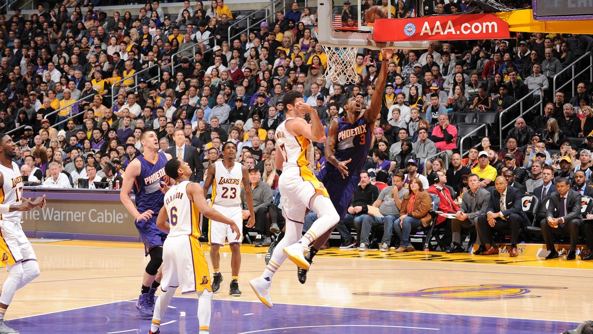 W przerwie między trzecią a czwartą kwartą meczu Los Angeles Lakers z Phoenix Suns jeden z fanów trafił do kosza z połowy boiska. Celny rzut był wart aż 95 tysięcy dolarów.