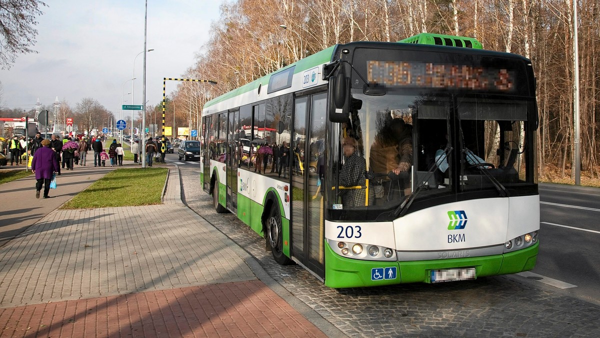 58-latek zdenerwowany, gdy kontrolerzy wystawili jego koledze mandat za brak biletu. Najpierw zaczął grozić śmiercią, potem wyciągnął broń.