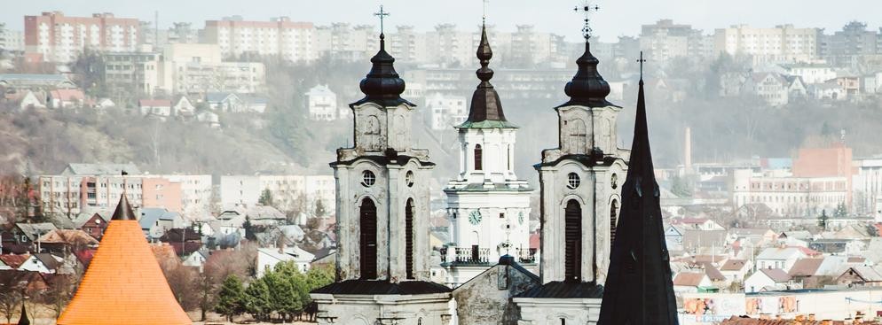 <strong>Kowno</strong>
<br></br>
Kowno, czyli litewskie Kaunas, to drugie miasto Litwy położone nad Niemnem. Warte zobaczenia jest tu stare miasto oraz zrekonstruowane ruiny zamku krzyżackiego. Uroku temu przemysłowemu miastu dodają wieże kościelne, od archikatedry począwszy (w mieście działa także meczet i synagoga). Jeszcze za czasów Stanisława Augusta Poniatowskiego w mieście dominowali Polacy, którzy stanowili wówczas ok. 3/4 liczby mieszkańców. Przewaga mieszkańców o polskim rodowodzie trwała w Kownie aż do 1919. Sytuacja zmieniła się od 1920, kiedy miasto stało się stolicą ówczesnej Litwy. Obecnie w mieście żyje tylko garstka Polaków. 
<br></br>