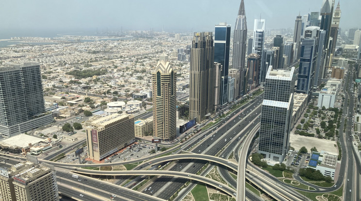 Dubajban a régi városrész anyagból készült épületei mellett magasodnak a csillogó üveg toronyházak
