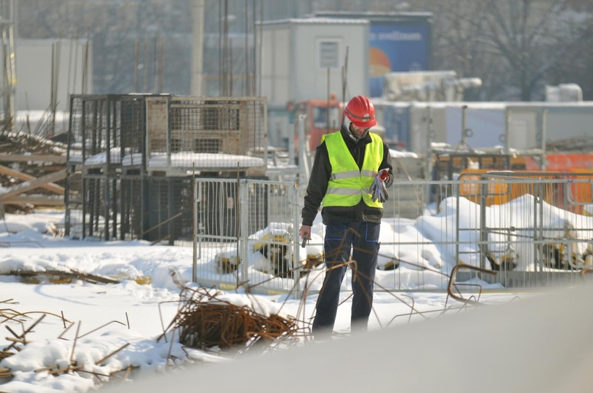 gradiliste Novi Sad 014 Gradjevinici radnici gradiliste na minusu sneg hladnoca foto Robert Getel preview