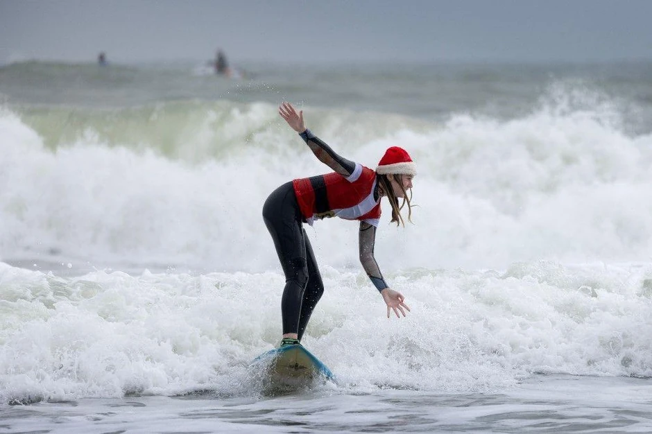 Na drugom kraju sveta, potpuno drugačije raspoloženje - surferi na plaži na Floridi u duhu božićnih praznika | Foto: CRISTOBAL HERRERA-ULASHKEVICH/EPA-EFE/REX/Shutterstock