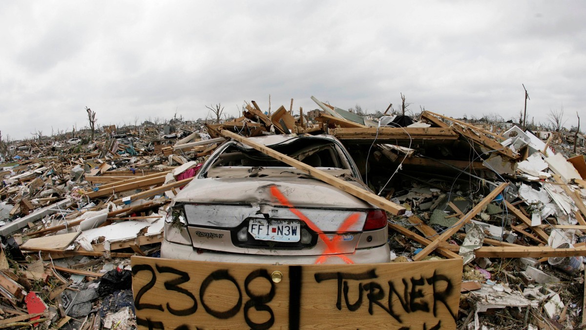 W wyniku niedzielnego tornada w mieście Joplin zginęły 122 osoby, kolejne 6 ofiar śmiertelnych spowodowały tornada i wichury w stanach Oklahoma i Kansas. Meteorolodzy ostrzegają przed kolejnymi tornadami w Tennessee i Teksasie.