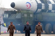 Kim Dzong Un, w tle międzykontynentalny pocisk balistyczny Hwasong-17