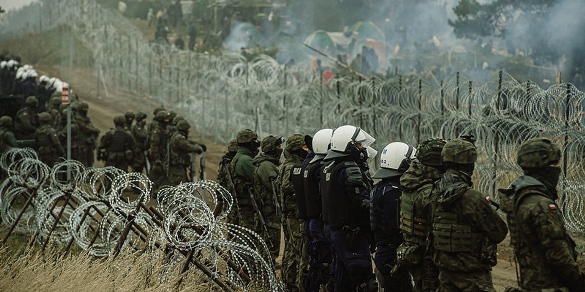 Do 2 grudnia, w związku z presją migracyjną, w przygranicznym pasie z Białorusią obowiązuje stan wyjątkowy.