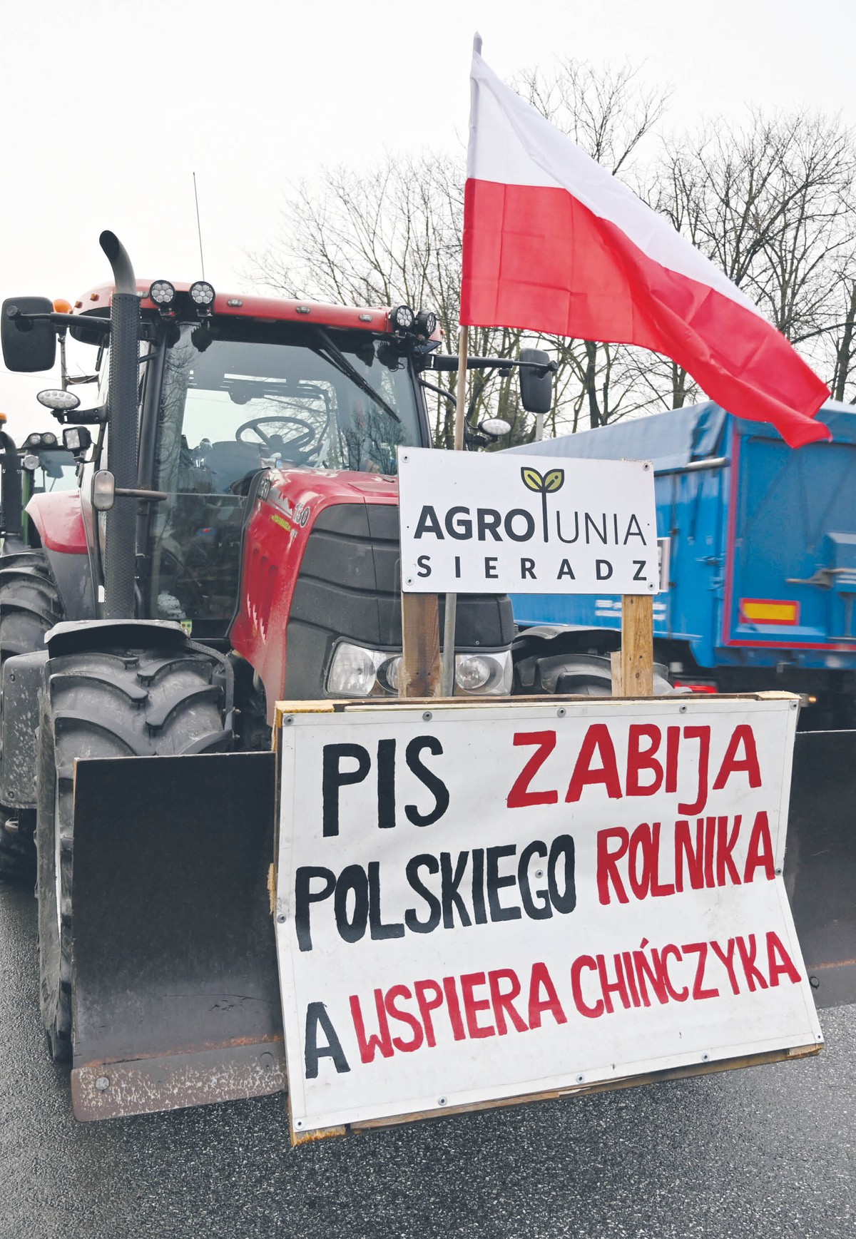 Rolnicy przygotowują blokadę drogi we Wróblewie (łódzkie)
