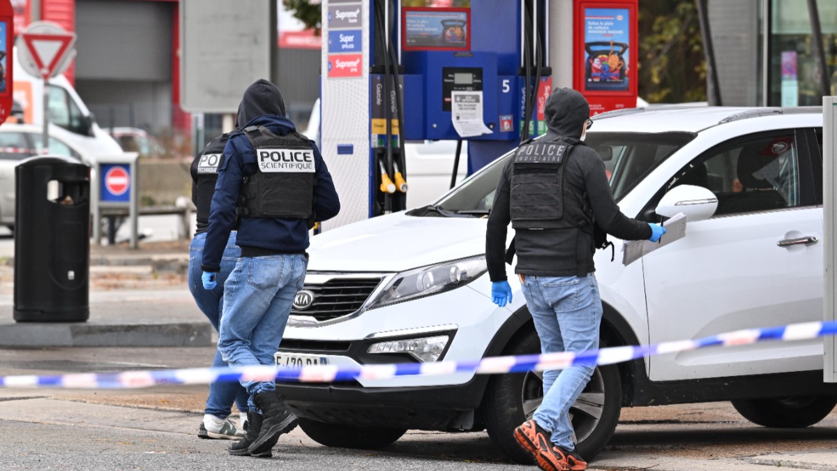 Atac armat lângă Paris, unde un individ a tras în rafală din mașină. O persoană a murit, iar alte patru, printre care și o fetiță de 12 ani, au fost rănite