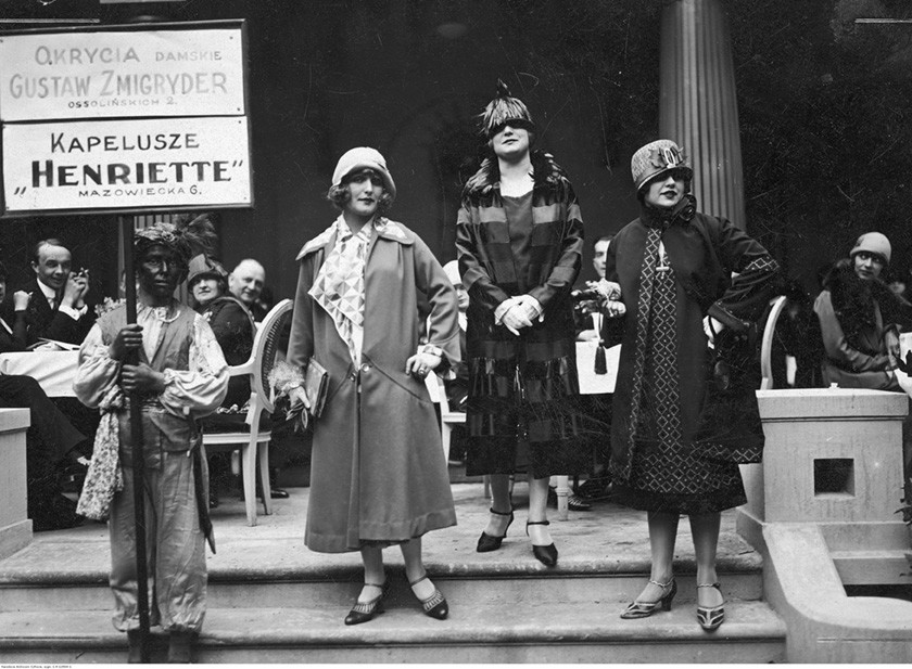 Aktorki Kazimiera Skalska, Janina Macherska i Zula Pogorzelska jako modelki podczas pokazu mody. Warszawa, 1925 r.