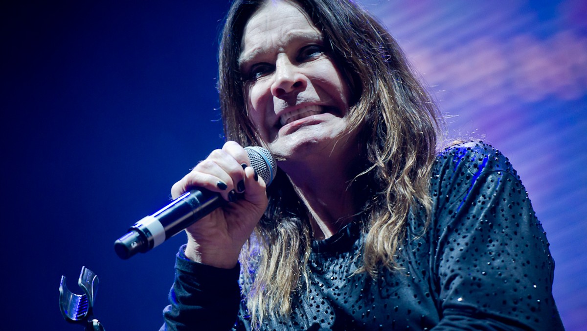 Ozzy Osbourne to człowiek, który wydaje się być nieśmiertelny. Mimo, że przez dziesiątki lat prowadził hedonistyczny tryb życia, to nie spotkał go los Jimiego Hendrixa czy Janis Joplin, którzy odeszli z tego świata w młodym wieku. Lider Black Sabbath w ostatnim wywiadzie otwarcie poruszył kwestię śmierci. Po tym, jak zmarli Lemmy Kilmister czy David Bowie, Osbourne patrzy w przyszłość w raczej ciemnych barwach.