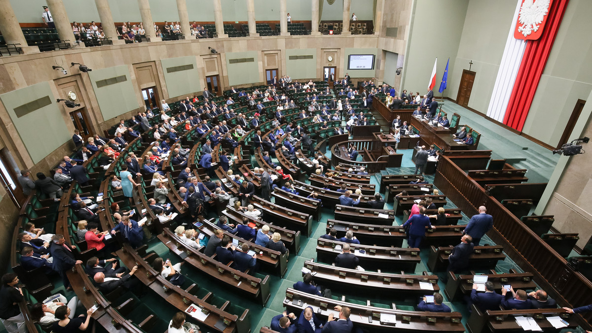 Sejm przyjął nowelę ustawy o zakazie propagowania komunizmu, która reguluje kwestie usunięcia obiektów budowlanych o charakterze nieużytkowym, np. pomników, gloryfikujących ustrój totalitarny. Obejmuje ona też zakazem nadawanie nazw propagujących totalitaryzm np. szkołom. Za nowelizacją opowiedziało się 408 posłów, 7 było przeciw, a 15 wstrzymało się od głosu.