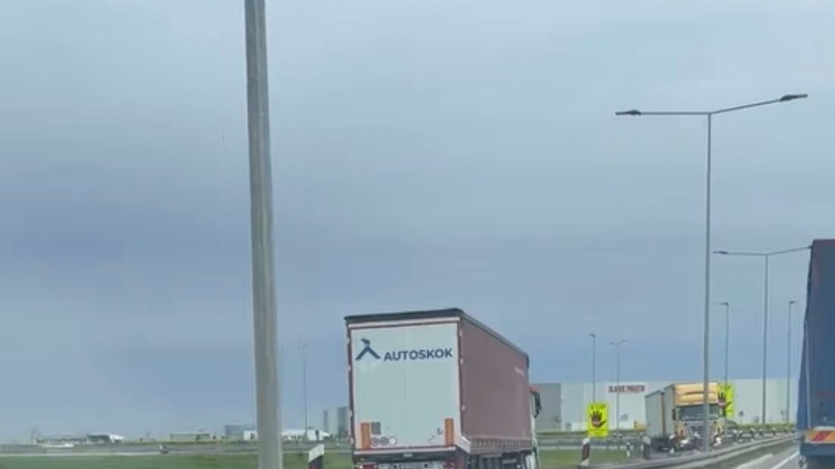 Kamion u kontrasmeru na auto-putu kod Dobanovaca