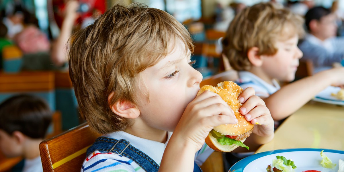 Restauracja nakłada na rodziców dodatkowe opłaty