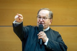 Pandemia pandemią, a ojciec Rydzyk zaprasza na piknik: Wierzymy bardziej w wirusa czy w Chrystusa?