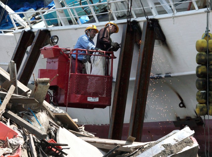 Remont statku wyrzuconego na brzeg przez Tsunami