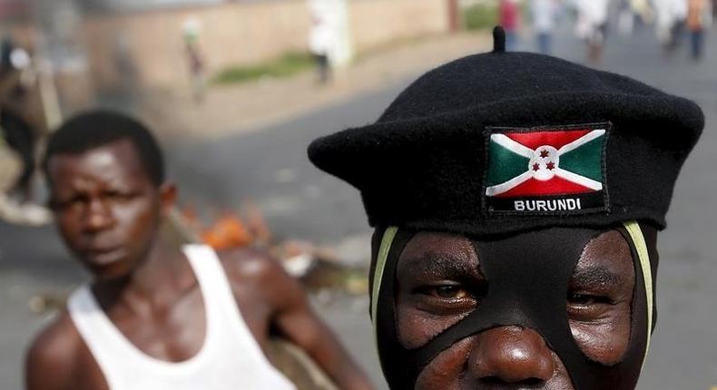 A masked protester stands during a protest against Burundi President Pierre Nkurunziza and his bid for a third term in Bujumbura, Burundi, May 21, 2015. REUTERS/Goran Tomasevic