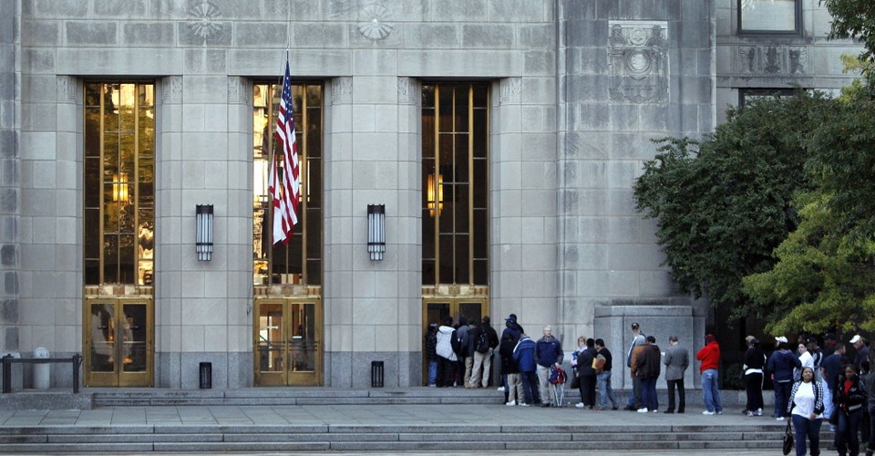 5. Jefferson County, Alabama.
Bankructwo Jefferson County 9. listopada 2011 roku było drugim (po Detroit) najdroższym bankructwem miasta w USA. Wartość zadłużenia wyniosła 4,2 mld dol., z czego aż 3,14 mld dol. było związanych z pracami kanalizacyjnymi. Za ogromny dług publiczny Jefferson County odpowiedzialne były dwa kontrowersyjne posunięcia władz lokalnych:  po pierwsze, wielki remont systemu kanalizacyjnego, który określano mianem najdroższego w historii, po drugie, ryzykowna seria transakcji związanych z obligacjami. W przypadku  obu przedsięwzięć skazano kilku lokalnych urzędników za korupcję.  
 Na zdj. Sąd w Birmingham, największym mieście hrabstwa Jefferson, Alabama, USA.