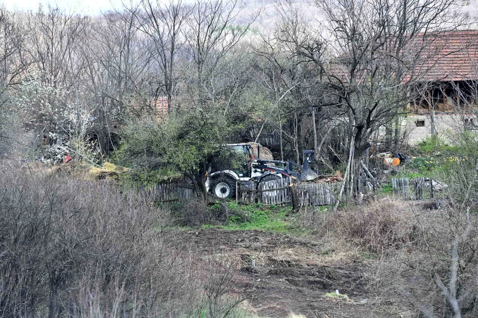 Policija koristi bager kako bi raščistila imanje koje je prepuno drva i šiblja