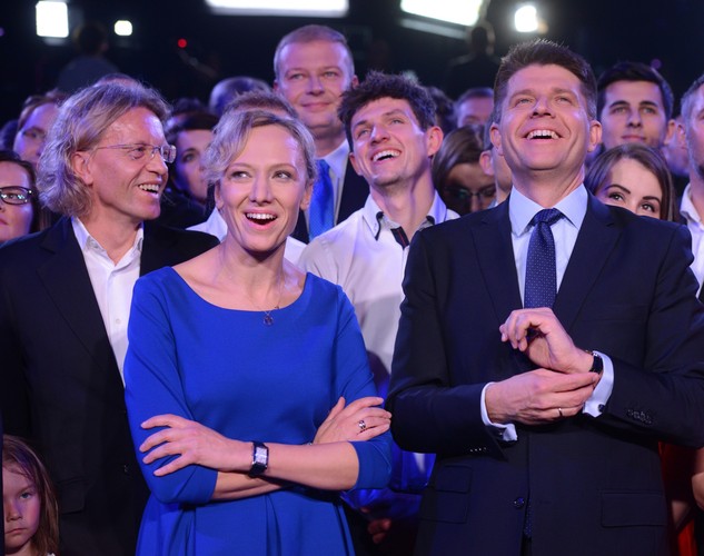 Lider Nowoczesnej Ryszard Petru z żoną Małgorzatą oraz dyrektor Teatru Polskiego we Wrocławiu Krzysztof Mieszkowski podczas wieczoru wyborczego partii Nowoczesna