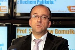 Roman Kotliński patrzy się