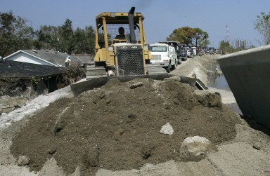 US-WEATHER-KATRINA-LEVEE-REPAIR