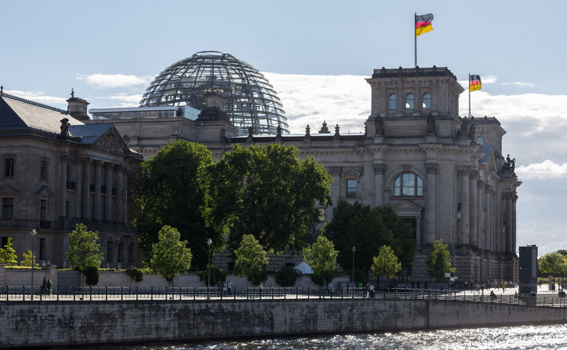Berlin rozbroił konstytucyjną minę. Bundestag poparł program skupowania obligacji przez EBC