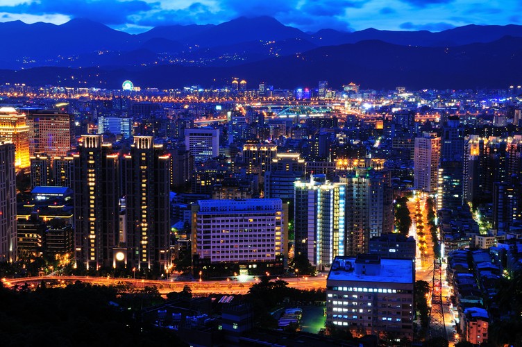 Przemysł elektroniczny, który dokłada pokaźny grosz do PKB miasta stał się jego kluczem do sukcesu. Tajwańska firma Acer jest drugim co do wielkości producentem komputerów osobistych na świecie, a Foxconn, znany głównie z łamania praw pracowników w fabrykach położonych na terenie Chin, dostarcza komponenty takim firmom jak Apple, Sony czy Nokia. Jak to się stało, że ta niewielka wyspa (o 10-krotnie mniejszej powierzchni niż Polska) stała się międzynarodowym ośrodkiem kulturowym, jednym ze światowych liderów przemysłu i biznesu (głównie technologicznego) oraz centrum finansowym?