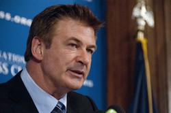 Alec Baldwin: Policjanci powinni pilnować broni. Czym jest "Prawo Halyny"?