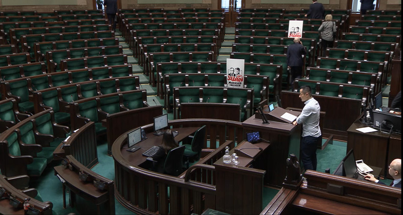 Na nagraniu widać moment, w którym ostatni parlamentarzyści opuszczają salę obrad, gdy Marcin Józefaciuk rozpoczął wygłaszanie oświadczenia