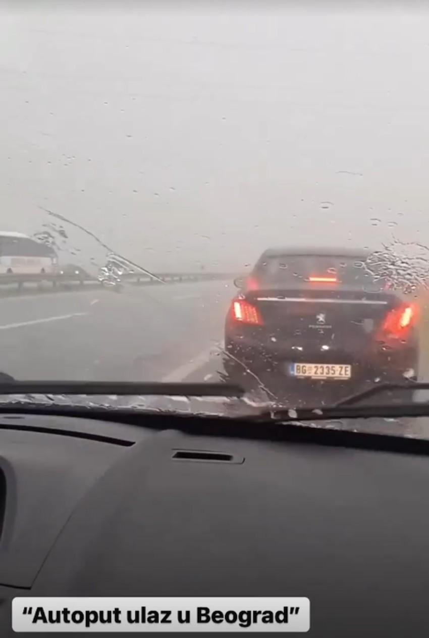 Na auto-putu na ulazu u Beograd vozila stoje jer je nevreme toliko jako