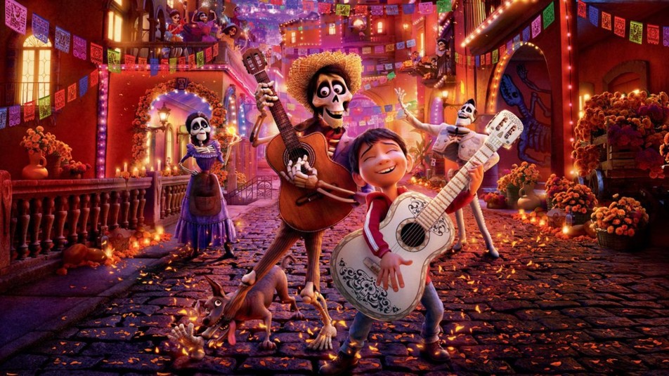 "Coco" (2017) reż. Lee Unkrich, Adrian Molina - to niezwykła animacja, która opowiada o wyprawie 12-letniego chłopca do magicznej, kolorowej i pełnej muzyki krainy zmarłych. Film zdobył dwa Oscary - dla najlepszej piosenki "Remember Me".
